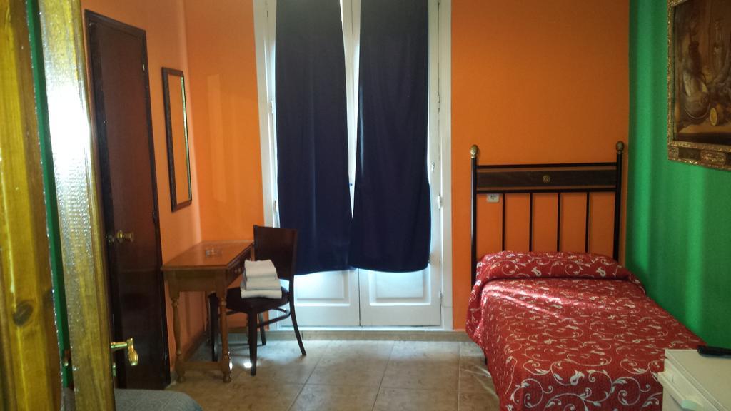 Hostal Rico Madryt Zewnętrze zdjęcie