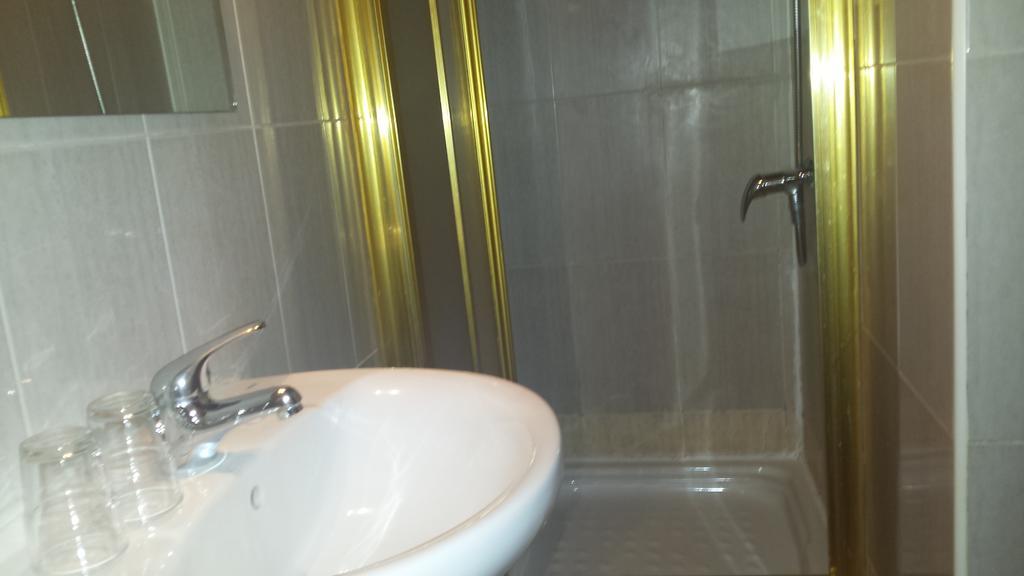 Hostal Rico Madryt Zewnętrze zdjęcie